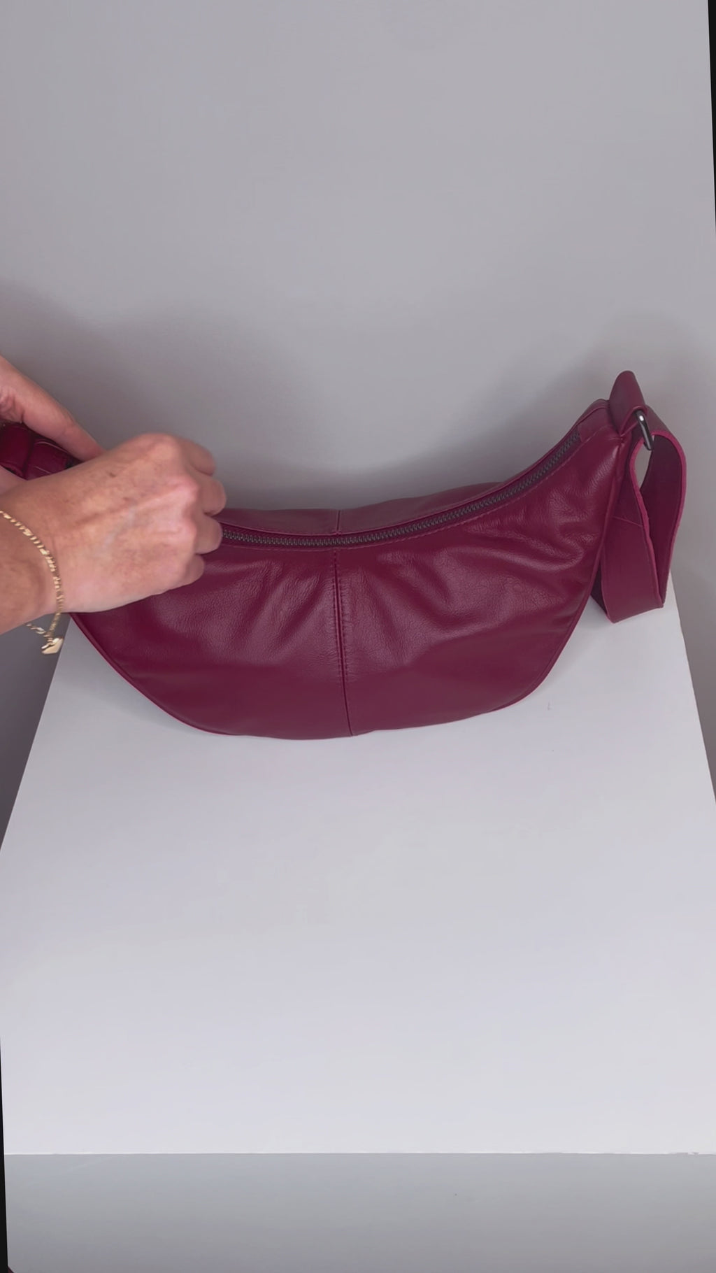 Bolsa Pochete Couro Meia Lua Média