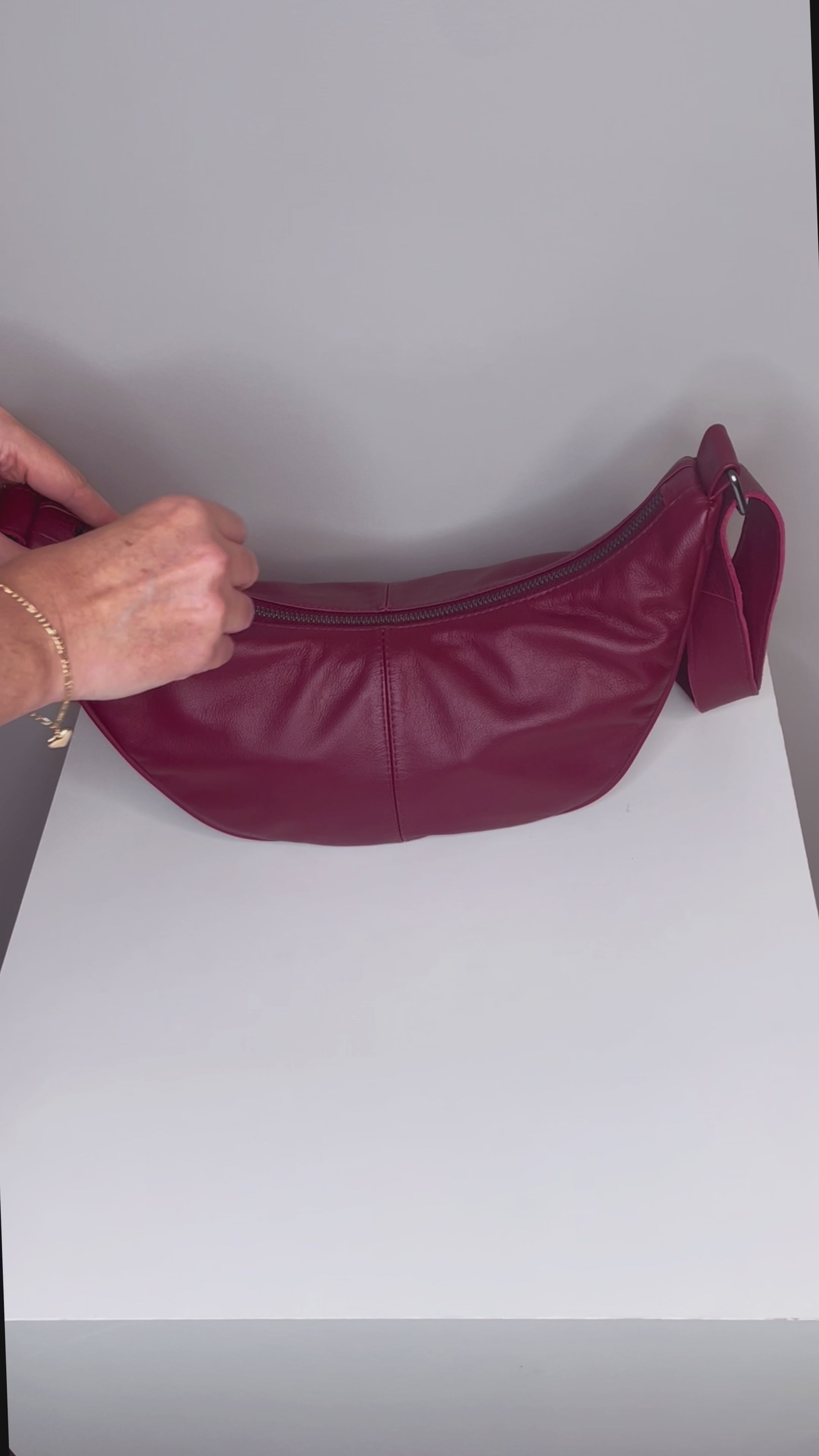 Bolsa Pochete Couro Meia Lua Média