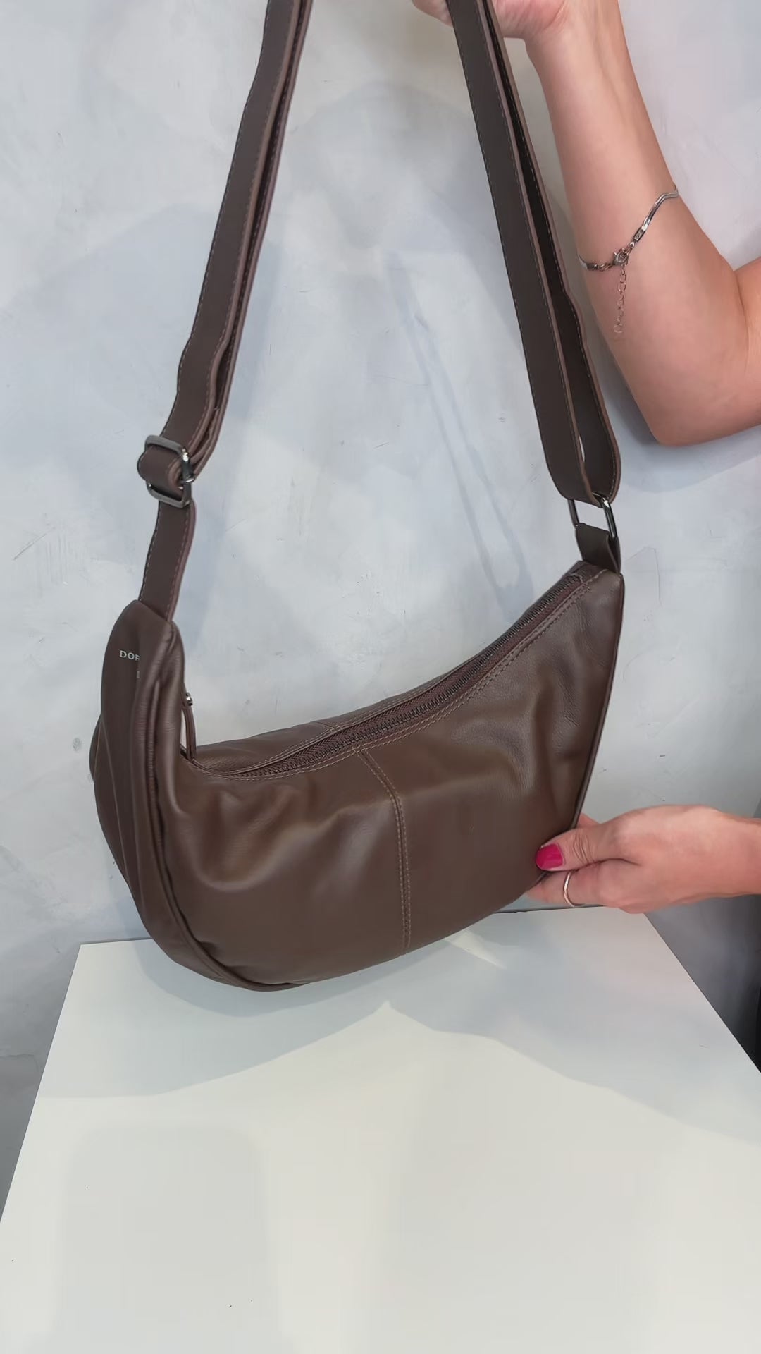 Bolsa Pochete Couro Meia Lua Média